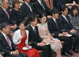 秋篠宮ご一家、パラグアイ演奏会に＝東京