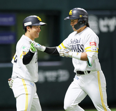 迎えられる野村　プロ野球