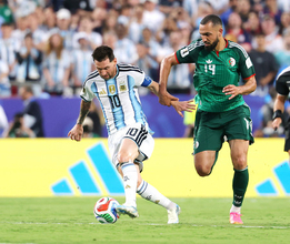 攻め上がるメッシ　Ｗ杯サッカー