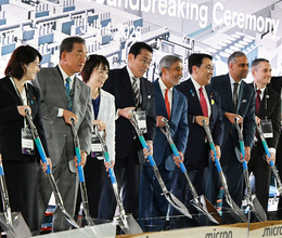 くわ入れする赤沢経産相ら