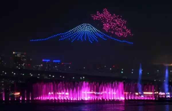 夜空を彩る噴水とドローンの共演