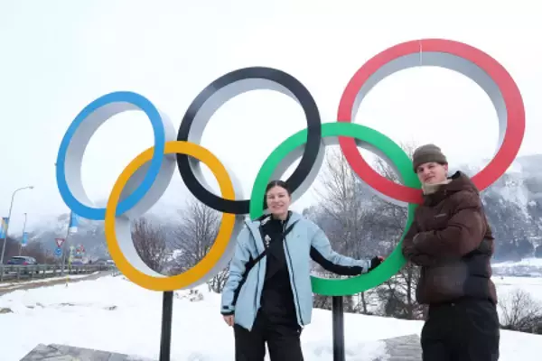五輪モニュメントに訪れた人たち