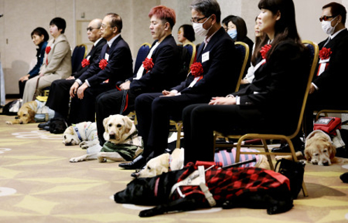 盲導犬とともに