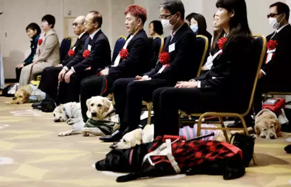 盲導犬とともに