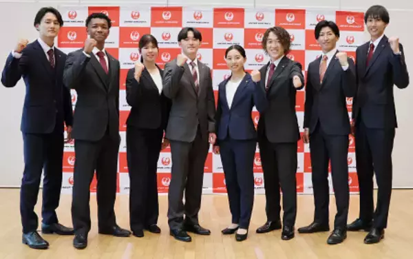 記念撮影に応じるＪＡＬ所属選手