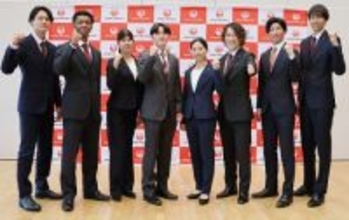 記念撮影に応じるＪＡＬ所属選手