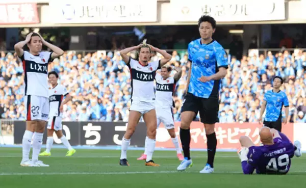悔しがる鈴木ら　Ｊリーグ