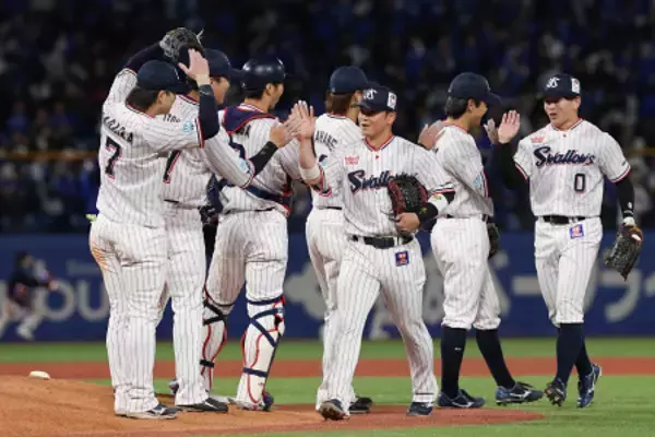 喜ぶヤクルトナイン　プロ野球