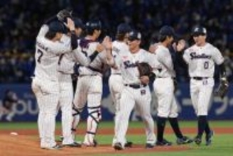 喜ぶヤクルトナイン　プロ野球