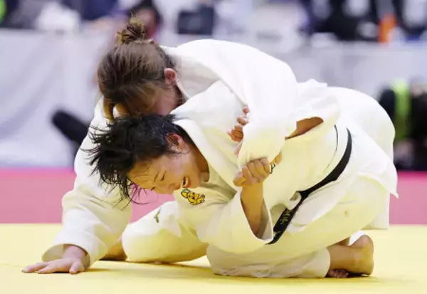 技を仕掛ける渡辺