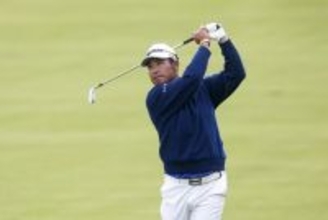 ショットを放つ松山　全米プロゴルフ