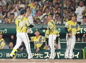 迎えられる森下　プロ野球