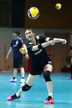 練習する佐藤　バレー女子