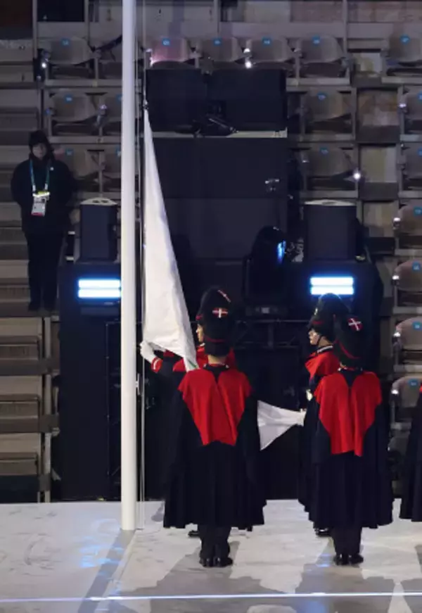 降ろされた五輪旗