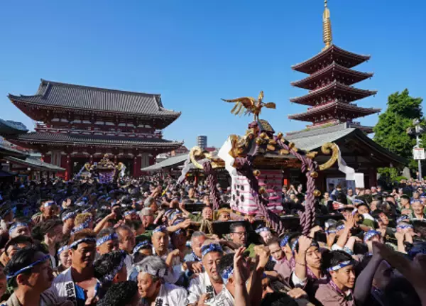 熱気あふれる三社祭の宮出し