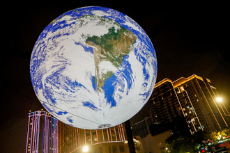 夜空に浮かぶ「地球」