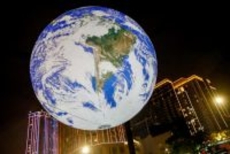 夜空に浮かぶ「地球」