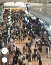 混雑する羽田空港