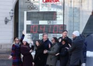 開幕まで１日を示すボード