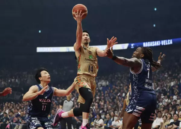 シュートする岸本　バスケットＢリーグ