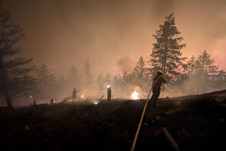 山火事で非常事態宣言　カナダ