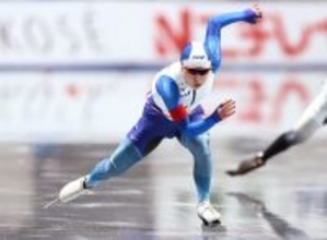 滑走する佐藤　全日本スピードスケート