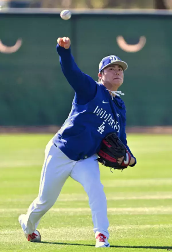 キャッチボールする山本