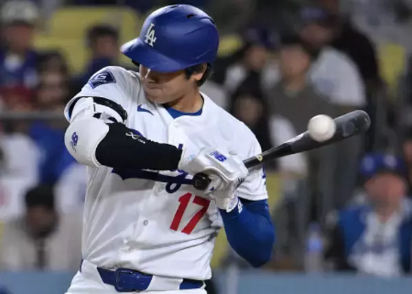 死球を受ける大谷　大リーグ