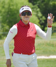 歓声に応える岩井千　米女子ゴルフ