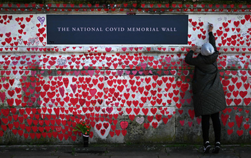 追悼の壁にメッセージ