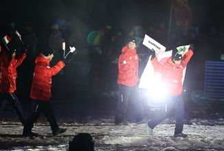 入場行進する二階堂ら　五輪