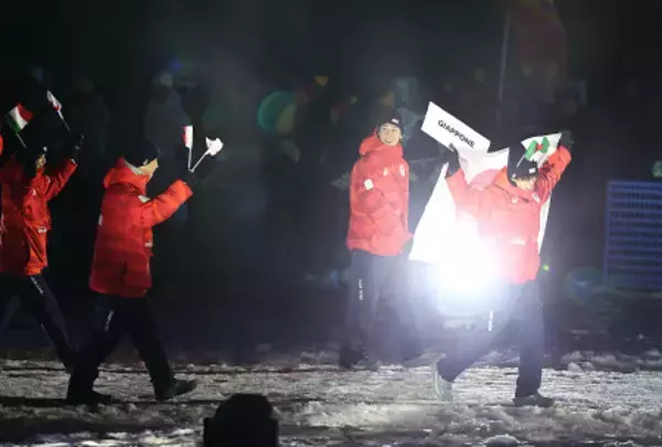 入場行進する二階堂ら　五輪