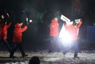 入場行進する二階堂ら　五輪