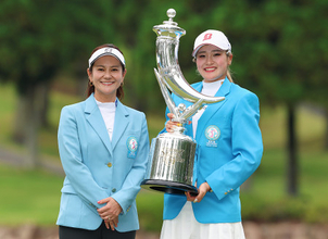 優勝の桑木と宮里さん　女子ゴルフ