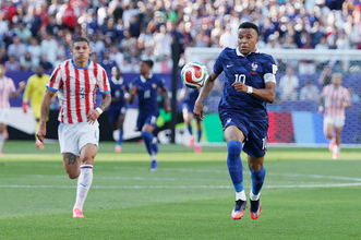 攻め上がるエムバペ　Ｗ杯サッカー