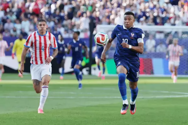 攻め上がるエムバペ　Ｗ杯サッカー