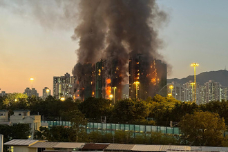高層住宅火災で閣僚辞任　香港