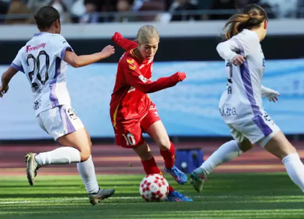 攻め込む成宮　サッカー