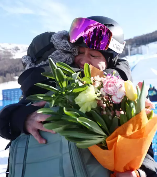 抱き合う竹内　五輪