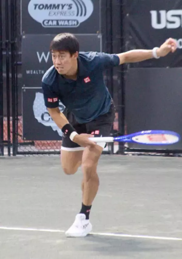 サーブを放つ錦織　男子テニス