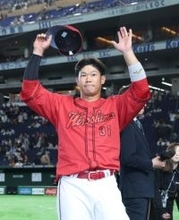 声援に応える坂倉　プロ野球