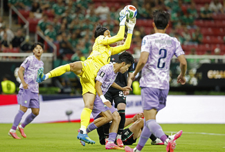 ボールを取りこぼす韓国　Ｗ杯サッカー