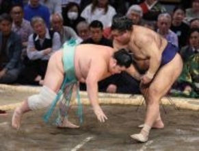 余裕漂う滑り出し＝高安、またも琴桜撃破―大相撲九州場所