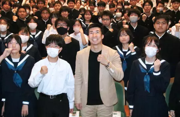 記念撮影に応じる桐生