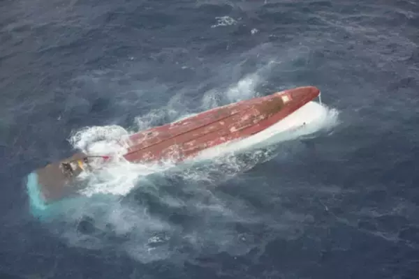 イカ漁船転覆、乗組員２人不明＝沖縄・宮古島沖合で