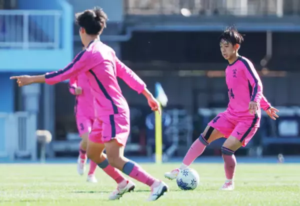 ボールをキープする中村　高校サッカー