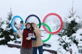 五輪マークと写真を撮る人たち