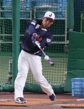 打撃練習する吉田　野球