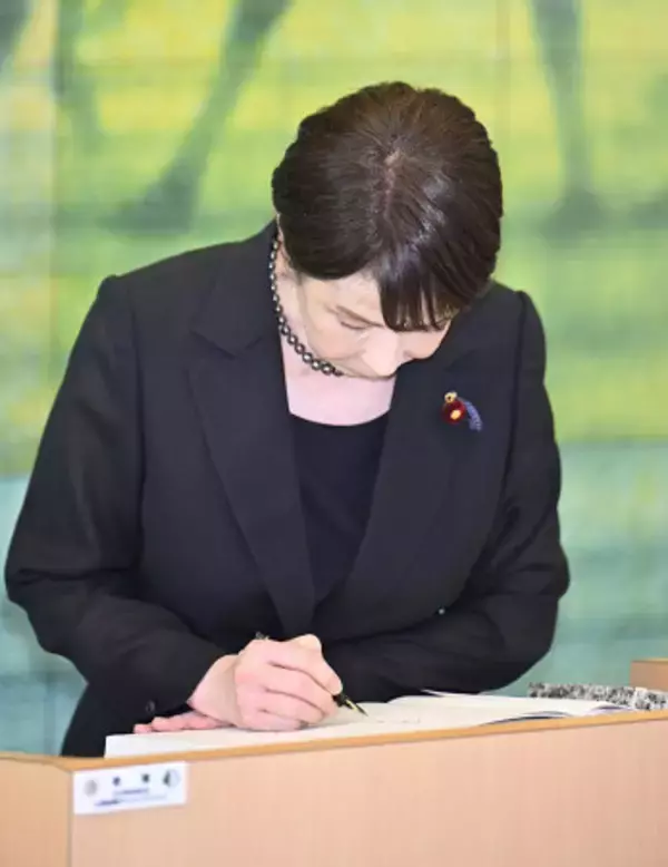 高市首相「祈　平和」と記帳