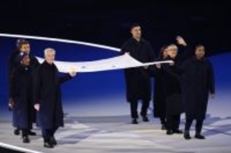 秋葉前広島市長らが五輪旗運ぶ〔ミラノ・コルティナ五輪〕